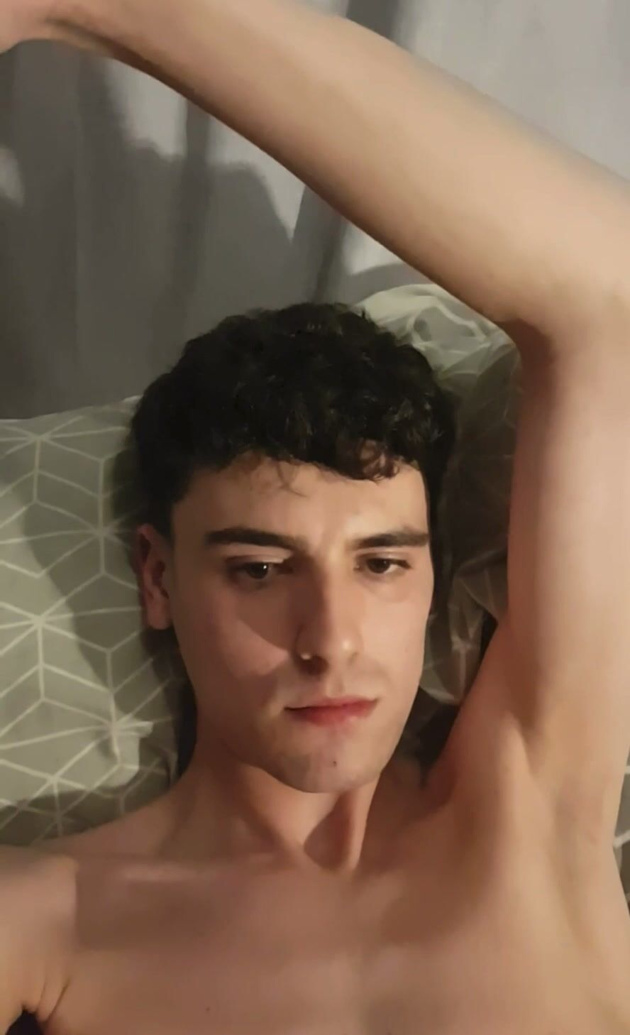 Twink en castidad muestra su cuerpo