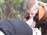 Chav folla a un chaval en el capó