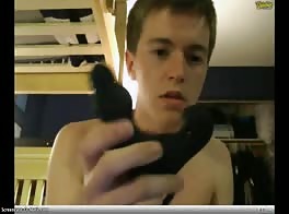 Chaz brinca com brinquedos novos