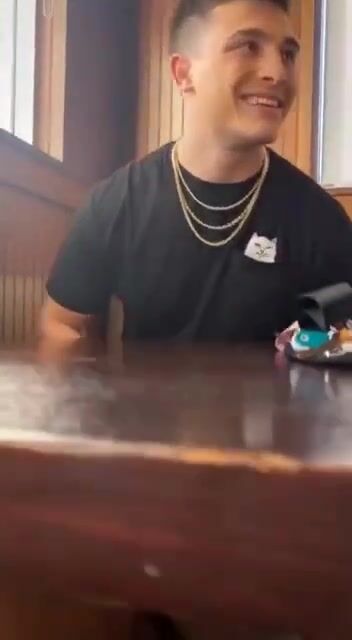 Ado mignon et coquin se fait défoncer