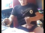 Joven se masturba mientras fuma