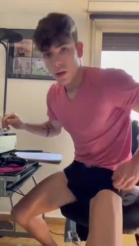 Ado se détend pendant que papa fume la queue à cru