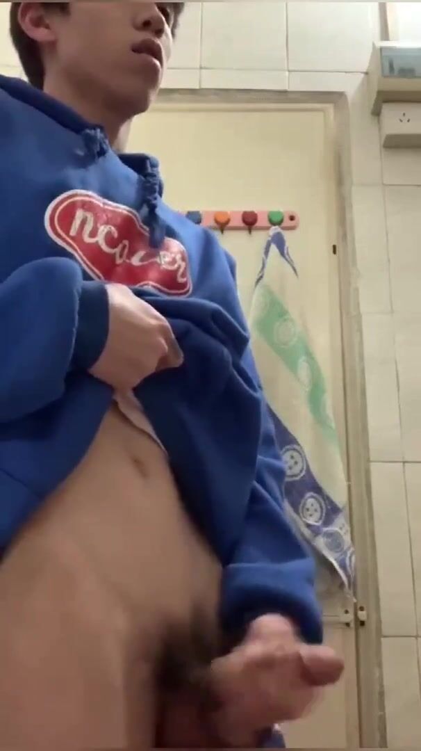 étudiant chinois ado se branle et jouit en vidéo porno