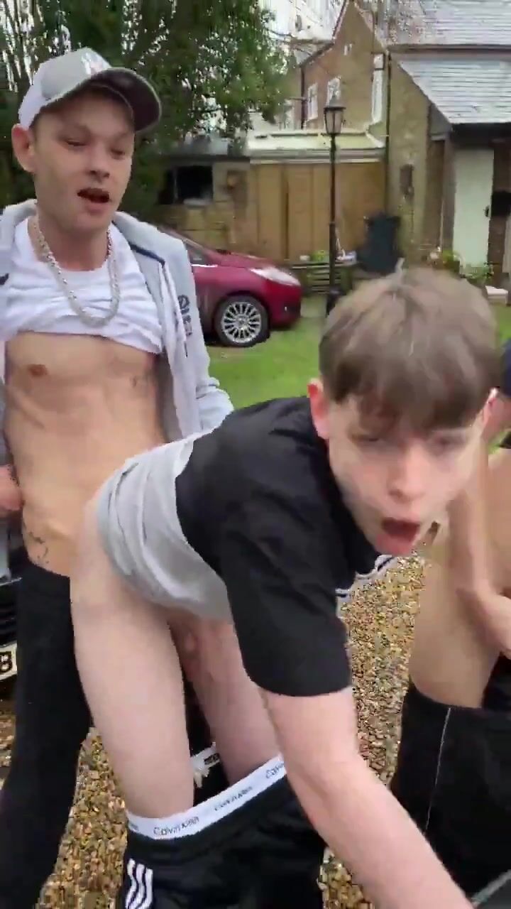 Daddy fickt den muskulösen twink ohne gummi in den engen arsch