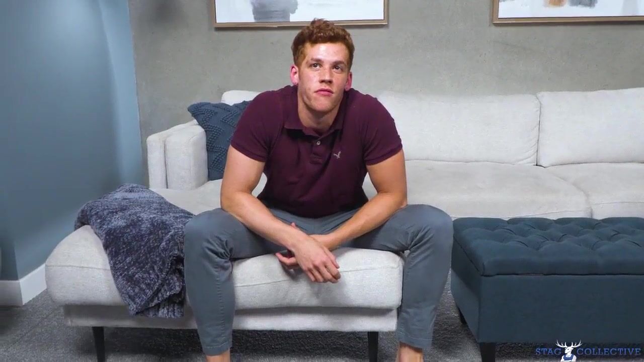 O garoto da fraternidade chris acaricia o pau dele sozinho