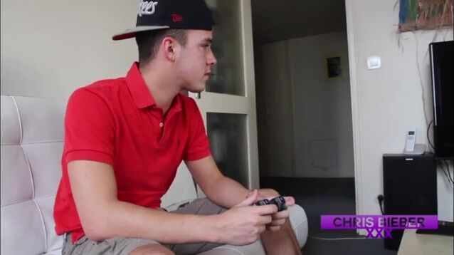 Pizza guy delivers raw twink cock to muscle daddy