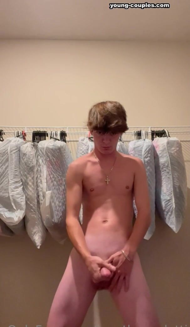 Christlicher twink wichst schwanz und spritzt ab