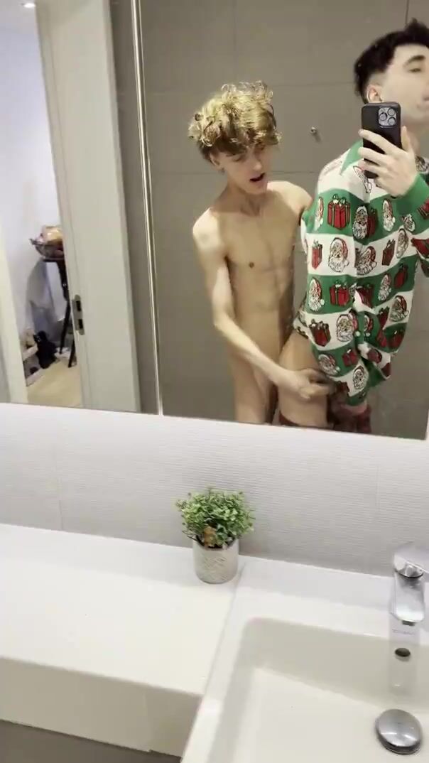 Navidad a pelo: papá musculoso arando twink en el baño