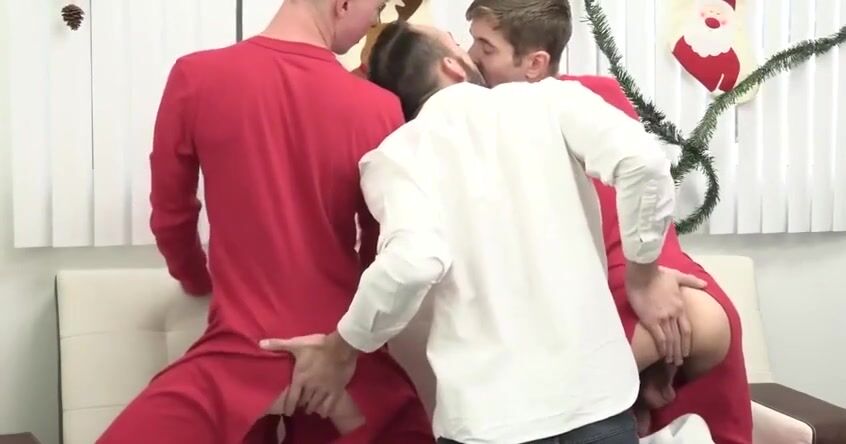 Papai musculoso de natal fode um adolescente sem camisinha