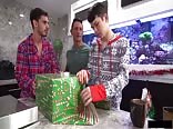 クリスマスに義父が生で息子を抱く