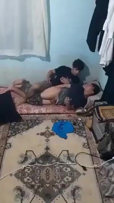 Papai arromba sem camisinha o cuzinho apertado do twink musculoso