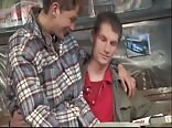Adolescentes tienen sexo duro en trío en porno clásico de chicos