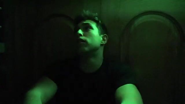 شاب مخفي يتوق إلى زب أبي الغير محمي