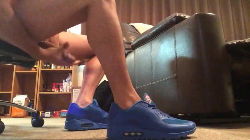 Twink in nike airmax wichst angezogen