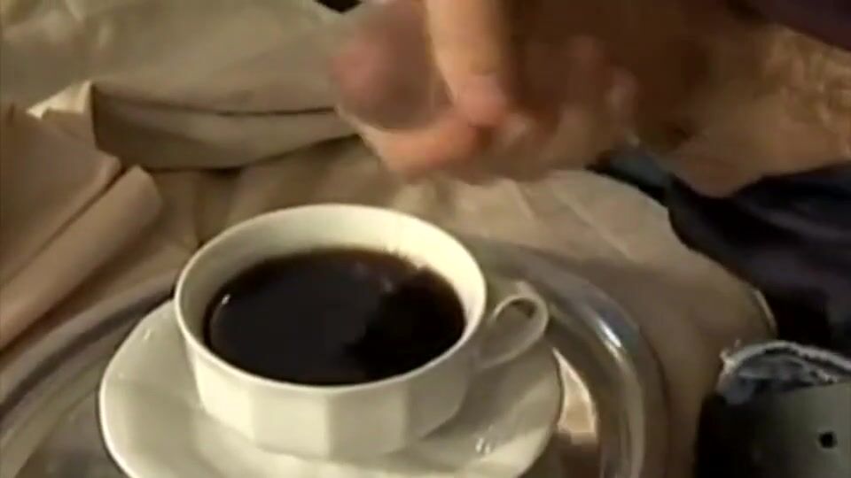 Papai coloca creme no café bareback do twink