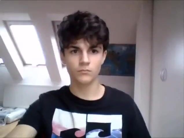 étudiant montre ce qu'il a dans une cam porno