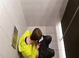 Student wichst in der öffentlichen toilette