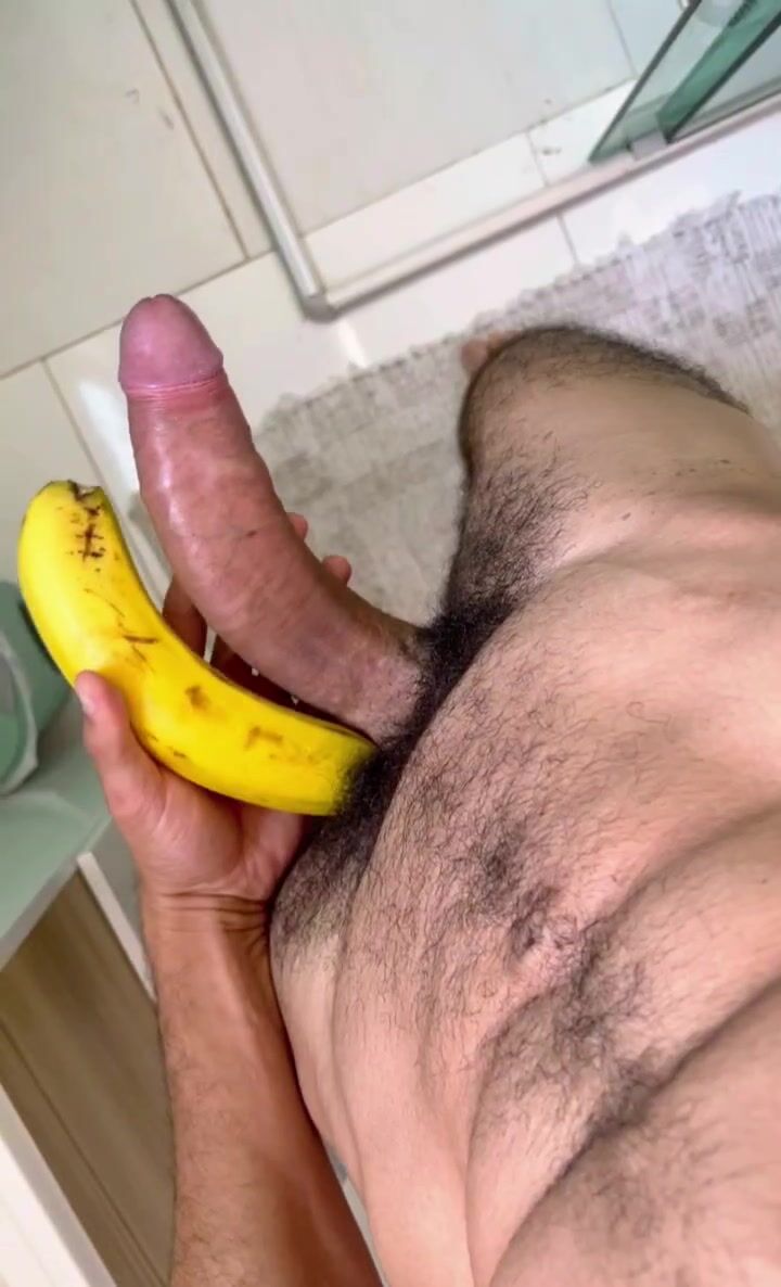 Twink compares banana to muscle daddy cock
