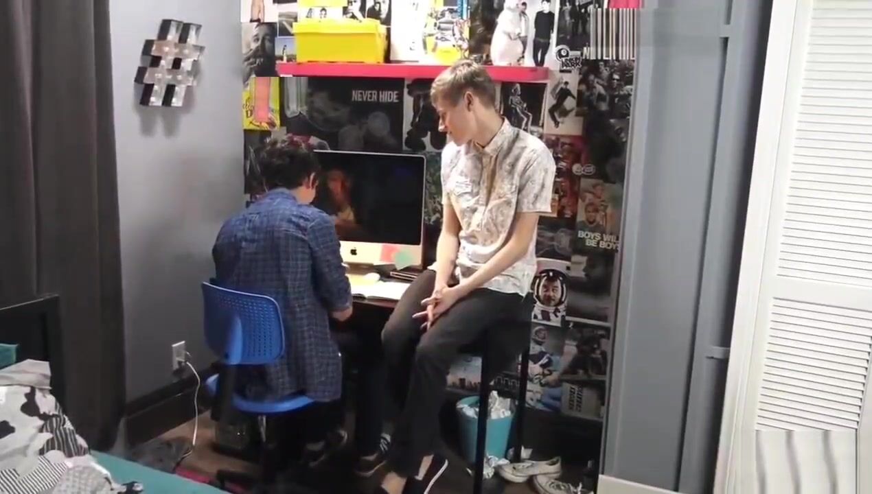 コンピュータ室大量射精若い男同士ゲイポルノ
