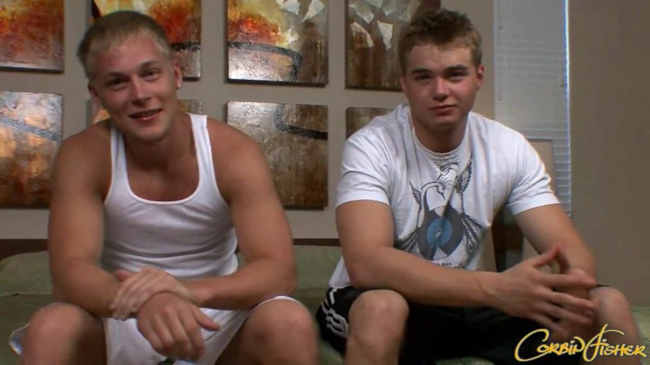 Connor minet chevauche daddy musclé sans capote