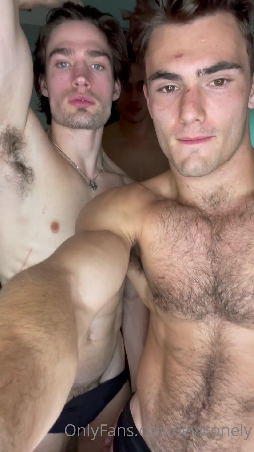 Cara levemente bissexual vira gay