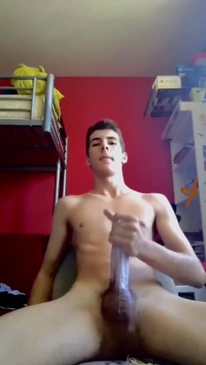 Twink bleibt zu hause und wichst seinen steifen