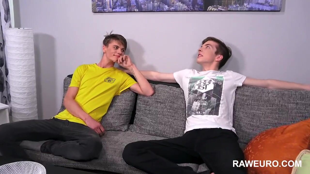 Sexo gay bareback no sofá de casal euro cru