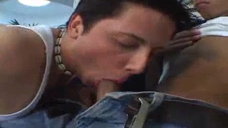 Couple d'ados sexy dans du porno gay