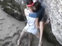 ビーチでセックスしているカップルがカメラに映る