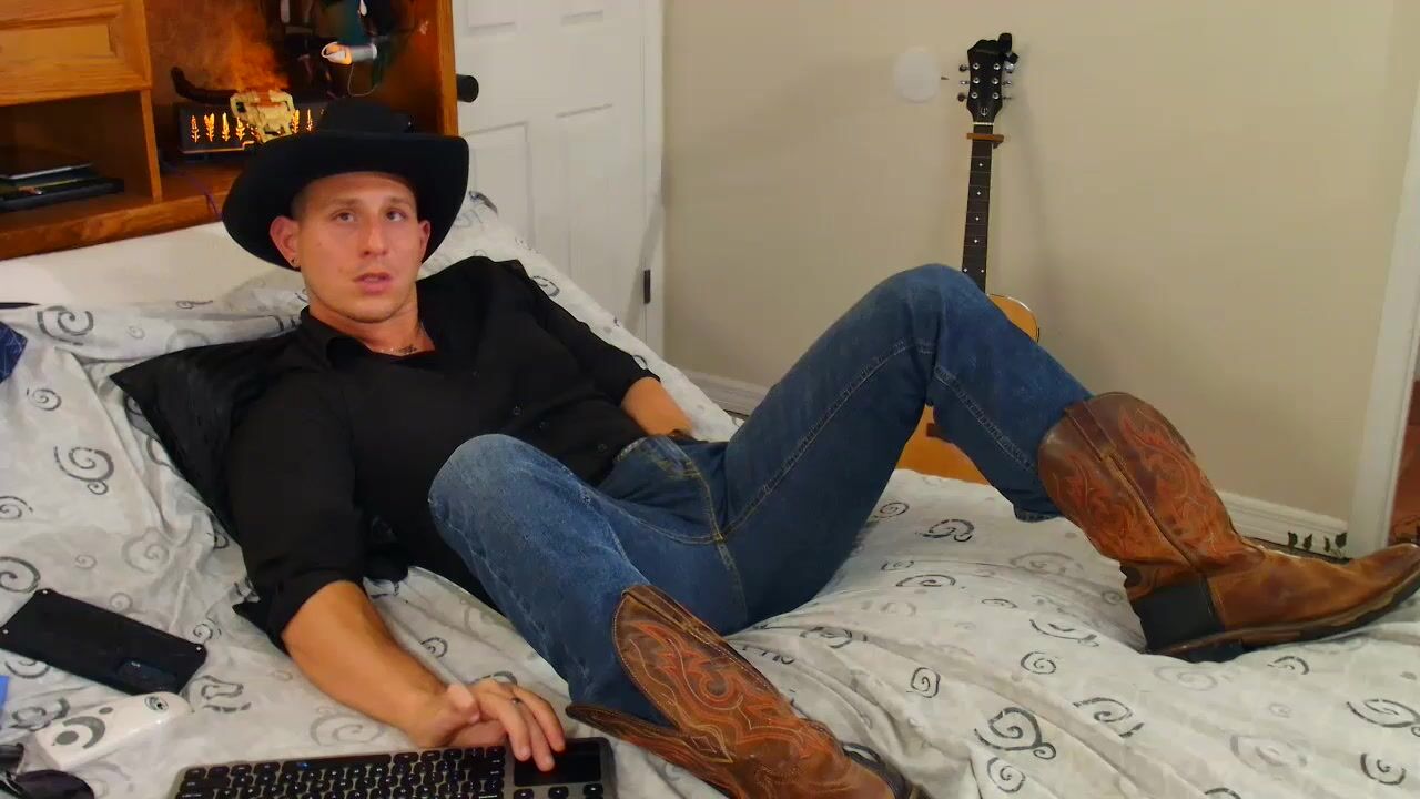 Cowboy se masturba na cama