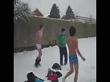 Nackte jungen im winterschnee: verrückte flussjungen-pornografie