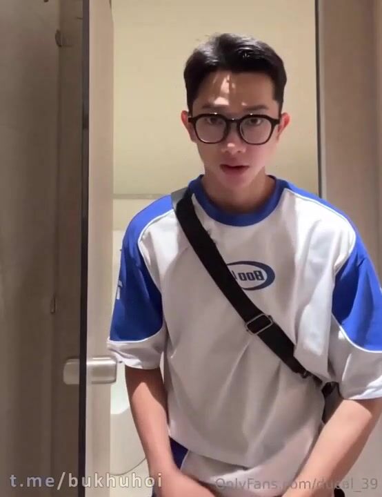Twink coreano follado a pelo por la polla cruda de papi musculoso