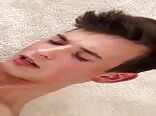 Twink-junge spritzt überall auf mich porno