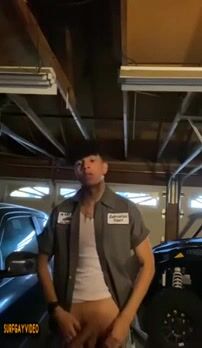 Jeux de sperme avec des mecs dans le garage