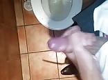 éjaculation dans des toilettes publiques 4