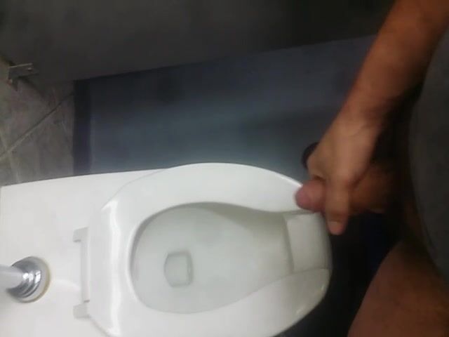 Corrida en el baño del trabajo