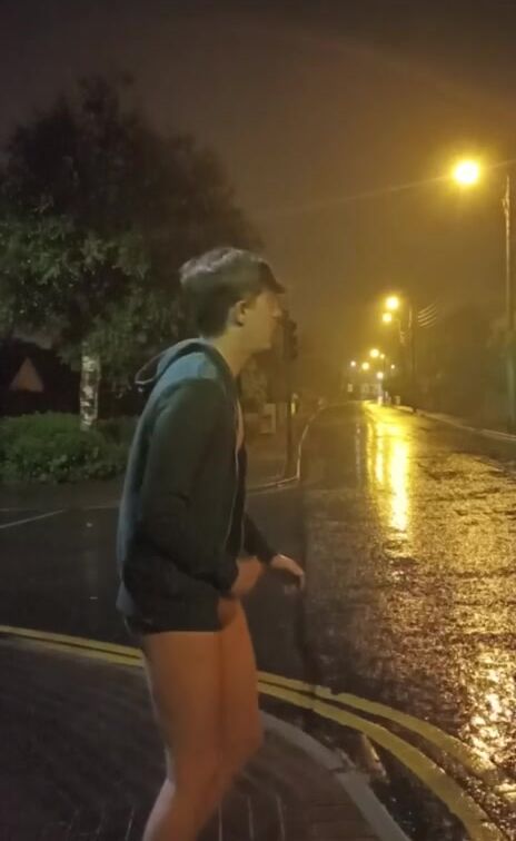 éjac dehors nu sous la pluie