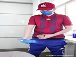 Adidas-gesichtsmaske mit sperma bedeckt - schwulenporno