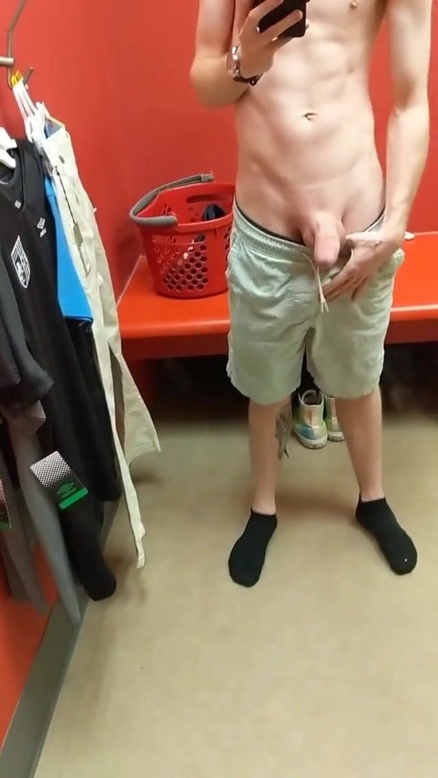 Twink spritzt auf den spiegel in der umkleide