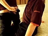 Une chemise de travail couverte de sperme