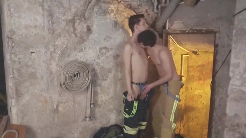 قذف على طيزه الساخن 7