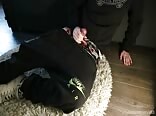Schwuler typ spritzt auf nike air jogginghose