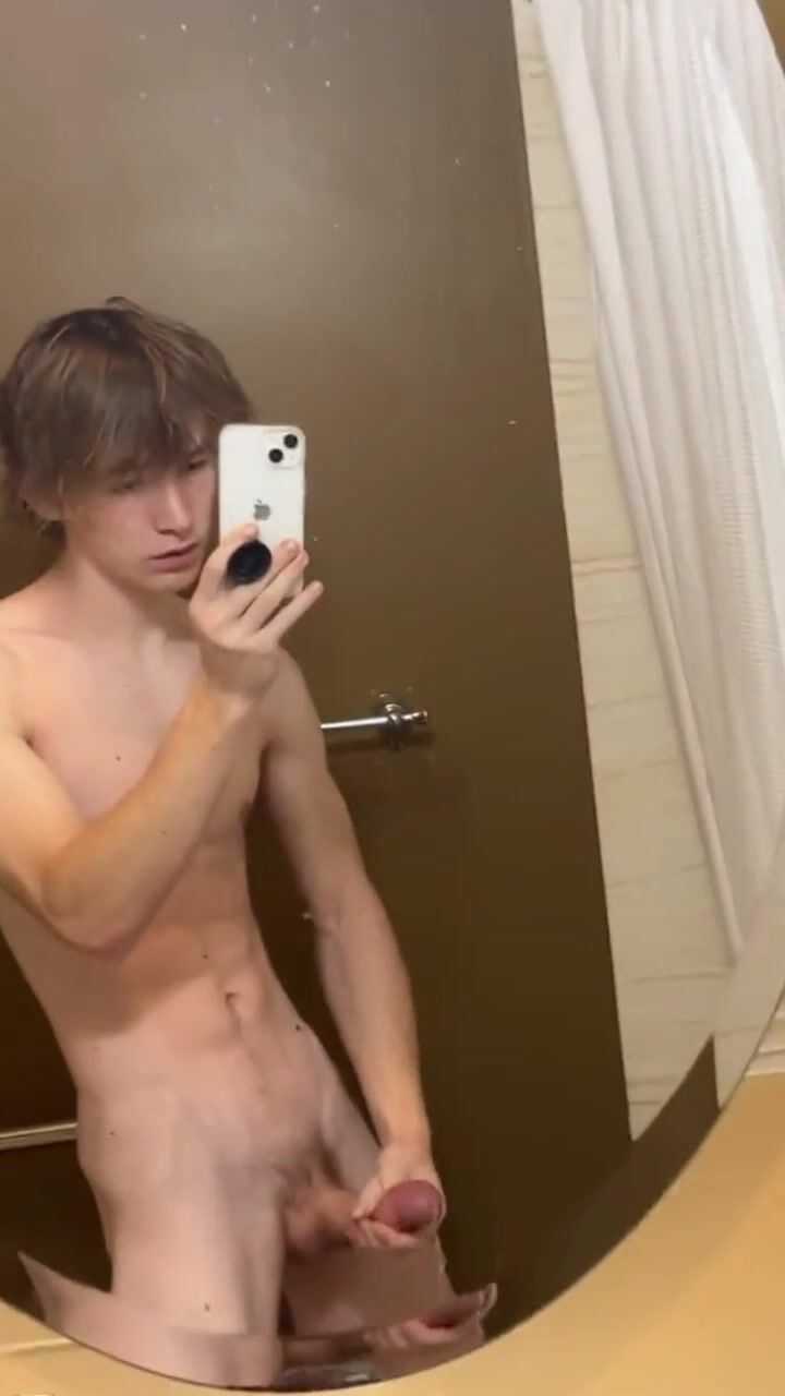 Twink selfie cum porn