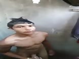 शॉवर में लड़के ज़ोर से झड़ते हैं