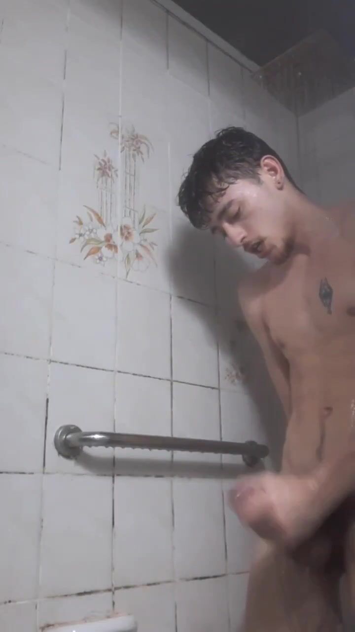 Charge de foutre sous la douche