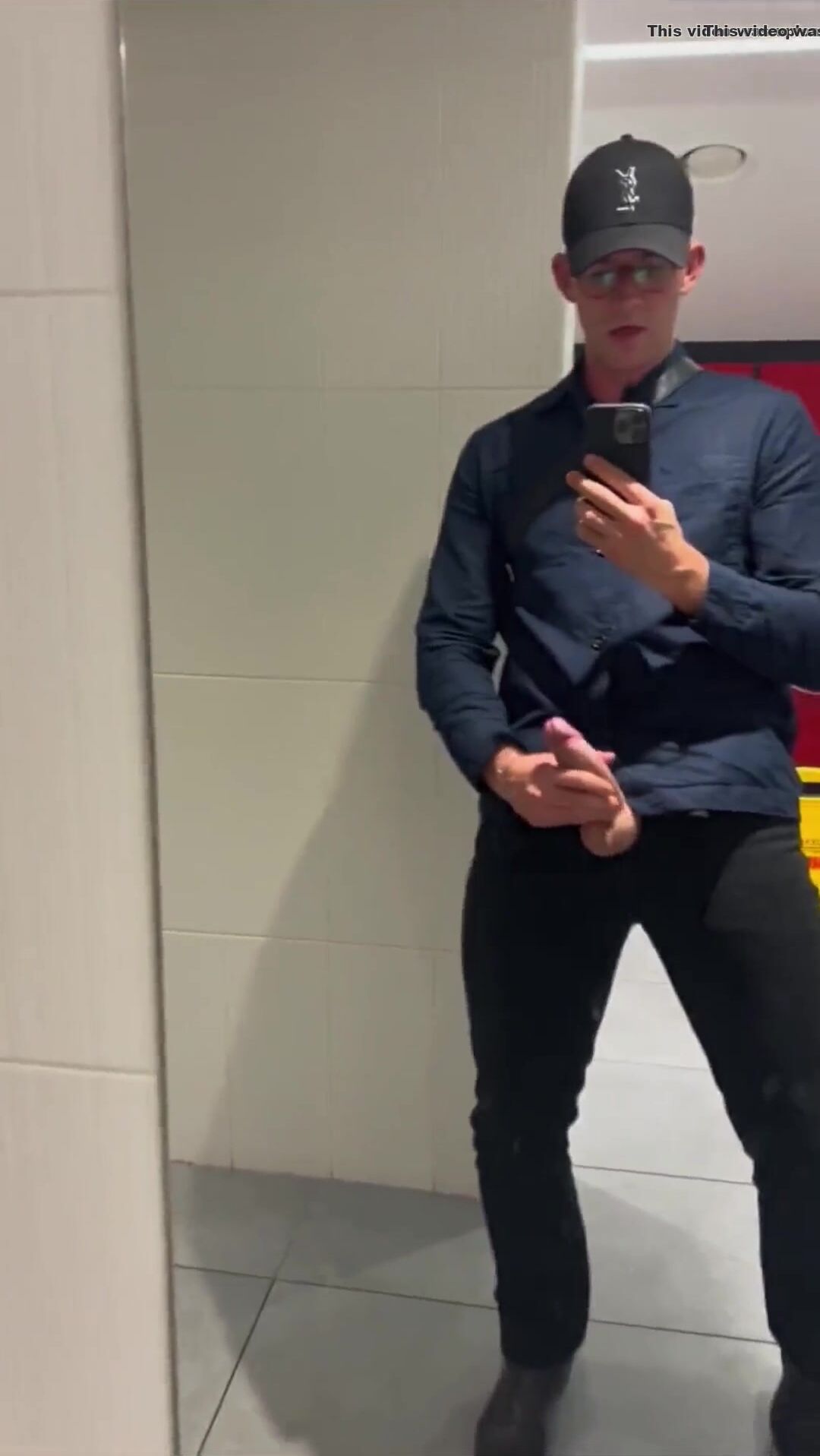 Un extraño me atrapa masturbándome en los urinarios