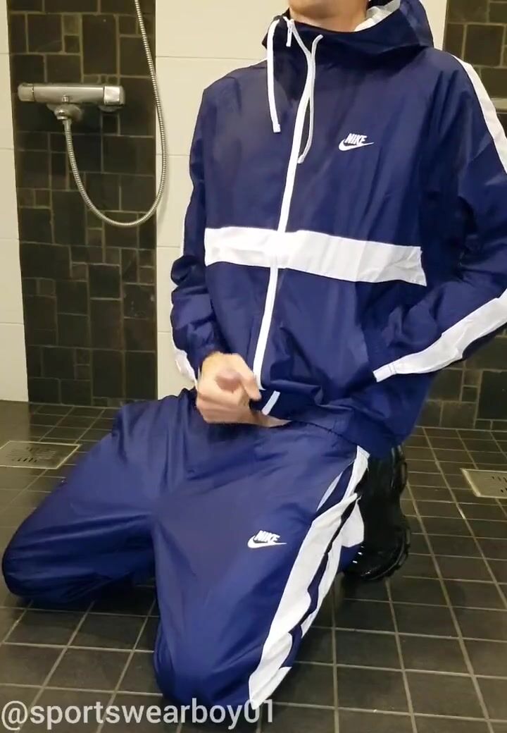 Junge im adidas-trainingsanzug wird besamt