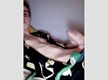 Jungs spritzen hart auf den tisch