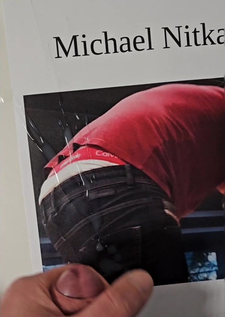 A bunda sexy de michael nitka recebe um tributo de gozo