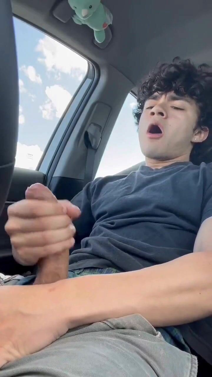 Lockiger twink kommt hart im auto